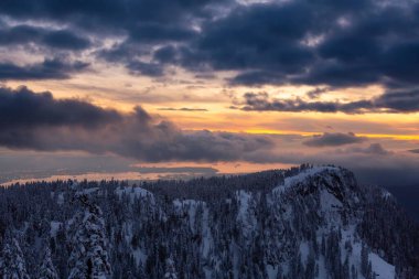 Kanada Doğa Sahası, renkli ve canlı kış günbatımında taze beyaz karla kaplıdır. Seymour Dağı, Kuzey Vancouver, British Columbia, Kanada 'da çekildi. Panorama