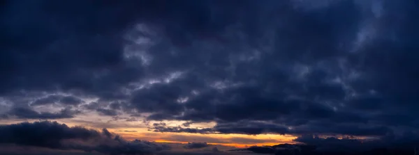美丽而壮观的空中景色 在一个五彩缤纷的落日中俯瞰着浮肿的云彩 在加拿大不列颠哥伦比亚省温哥华附近拍摄 — 图库照片