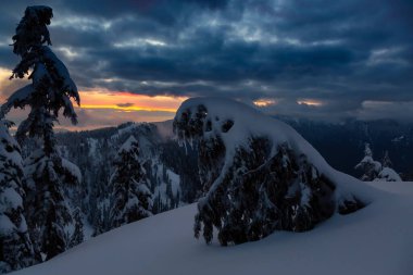 Kanada Doğa Sahası, renkli ve canlı kış günbatımında taze beyaz karla kaplıdır. Seymour Dağı, Kuzey Vancouver, British Columbia, Kanada.