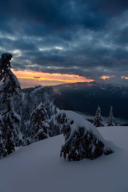 Kanada Doğa Sahası, renkli ve canlı kış günbatımında taze beyaz karla kaplıdır. Seymour Dağı, Kuzey Vancouver, British Columbia, Kanada.