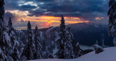 Kanada Doğa Sahası, renkli ve canlı kış günbatımında taze beyaz karla kaplıdır. Seymour Dağı, Kuzey Vancouver, British Columbia, Kanada 'da çekildi. Panorama