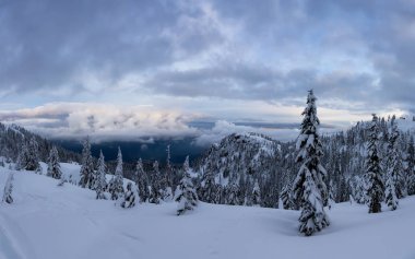 Kanada Doğa Sahası, renkli kış günbatımında taze beyaz karla kaplıdır. Seymour Dağı, Kuzey Vancouver, British Columbia, Kanada 'da çekildi. Panorama