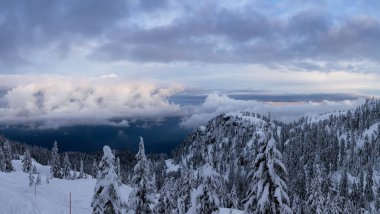 Kanada Doğa Sahası, renkli kış günbatımında taze beyaz karla kaplıdır. Seymour Dağı, Kuzey Vancouver, British Columbia, Kanada 'da çekildi. Panorama