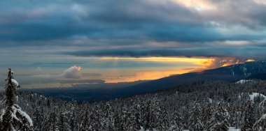 Güzel Panoramik Doğa Manzarası. Canlı bir kış günbatımında Dağın tepesinden ve Şehir merkezinden. Seymour, Vancouver, British Columbia, Kanada 'da çekildi.