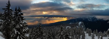 Güzel Panoramik Doğa Manzarası. Canlı bir kış günbatımında Dağın tepesinden ve Şehir merkezinden. Seymour, Vancouver, British Columbia, Kanada 'da çekildi.