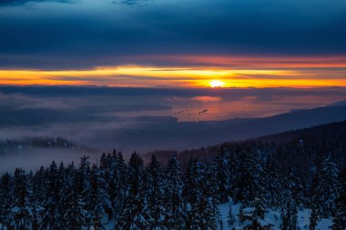 Güzel Panoramik Doğa Manzarası. Canlı bir kış günbatımında Dağın tepesinden ve Şehir merkezinden. Seymour, Vancouver, British Columbia, Kanada 'da çekildi.
