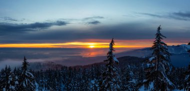 Güzel Panoramik Doğa Manzarası. Canlı bir kış günbatımında Dağın tepesinden ve Şehir merkezinden. Seymour, Vancouver, British Columbia, Kanada 'da çekildi.