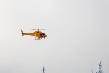 Kuzey Vancouver, British Columbia, Kanada - 17 Şubat 2020: Kuzey Sahil Arama Kurtarma Helikopteri Seymour Dağı 'nın arka tarafında bacağı kırık bir adama yardım etmek için uçuyor..