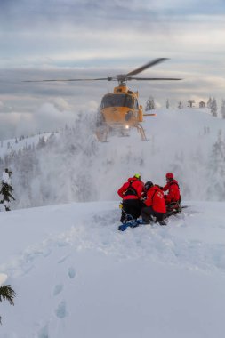 Kuzey Vancouver, British Columbia, Kanada - 17 Şubat 2020: Kuzey Sahil Arama Kurtarma Ekibi Seymour Dağı 'nın kırsal kesiminde bacağı kırık bir kayakçıyı kurtarıyor..