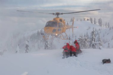 Kuzey Vancouver, British Columbia, Kanada - 17 Şubat 2020: Kuzey Sahil Arama Kurtarma Ekibi Seymour Dağı 'nın kırsal kesiminde bacağı kırık bir kayakçıyı kurtarıyor..