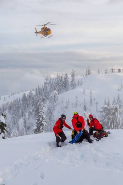 Kuzey Vancouver, British Columbia, Kanada - 17 Şubat 2020: Kuzey Sahil Arama Kurtarma Ekibi Seymour Dağı 'nın kırsal kesiminde bacağı kırık bir kayakçıyı kurtarıyor..