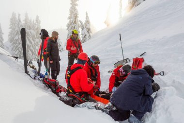 Kuzey Vancouver, British Columbia, Kanada - 17 Şubat 2020: Kuzey Sahil Arama ve Kurtarma Kış akşamı Seymour Dağı 'nda bacağı kırık bir kayakçıyı kurtarıyor..