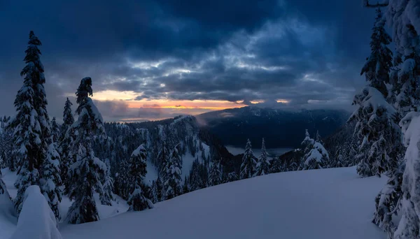 Kanadská Přírodní Krajina Pokrytá Svěžím Bílým Sněhem Během Barevného Pulzujícího — Stock fotografie