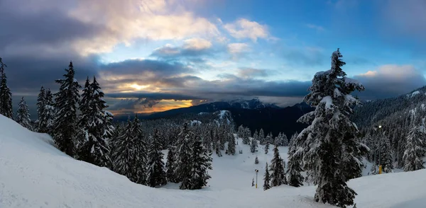 Krásná Panoramatická Přírodní Krajina Pohled Vrcholku Hory Centra Města Pozadí — Stock fotografie