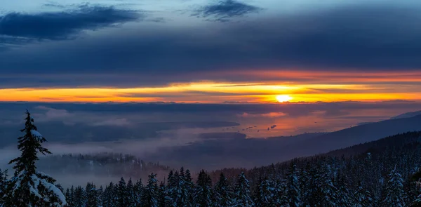 Piękny Panoramiczny Krajobraz Przyrody Widok Góry Top Śródmieścia Tle Podczas — Zdjęcie stockowe