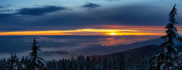美しいパノラマの自然景観活気に満ちた冬の日没の間 背景にある山の頂上とダウンタウンの街からの眺め カナダのブリティッシュコロンビア州バンクーバーのシーモアで撮影 — ストック写真