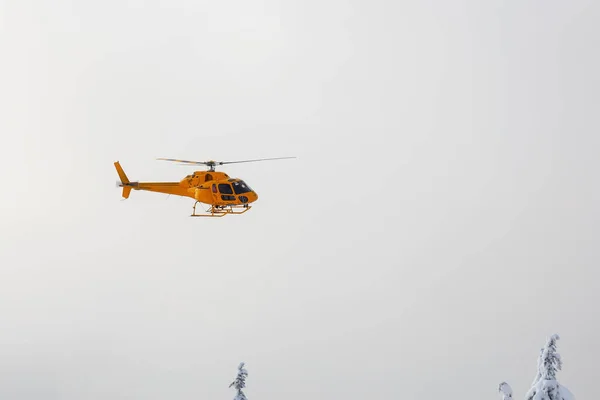 加拿大不列颠哥伦比亚省温哥华北部 2020年2月17日 北岸搜索救援直升机在西摩山穷乡僻壤帮助一名腿骨折的滑雪者 — 图库照片