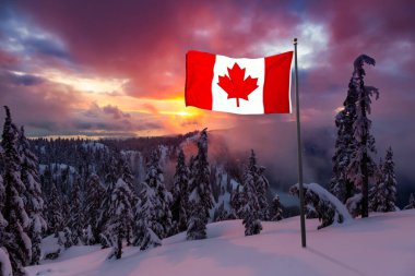 Kanada Doğa Sahası, renkli ve canlı kış günbatımında taze beyaz karla kaplıdır. Seymour Dağı, Kuzey Vancouver, British Columbia, Kanada 'da çekildi. Kanada Bayrak Birleşimi
