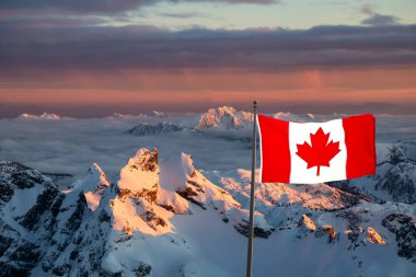 Ulusal Bayrak Birleşimi. Kış günbatımında güzel bir Kanada manzarasının havadan görüntüsü. Squamish yakınlarında çekildi, Vancouver 'ın kuzeyi, British Columbia, Kanada.