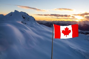 Kanada Ulusal Bayrak Birliği. Kış günbatımında güzel bir Kanada manzarasının havadan görüntüsü. Vancouver 'ın kuzeyi, British Columbia, Kanada.
