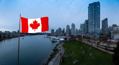 Kanada Bayrağı. Vancouver şehir merkezi, British Columbia, Kanada. Günbatımının mavi saatinde False Creek 'teki Modern Şehir Binalarının Güzel Hava Panoramik Manzarası. Panorama