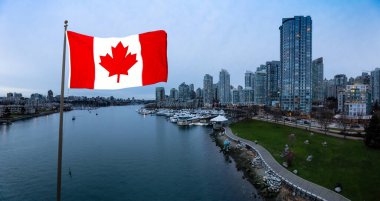 Kanada Bayrağı. Vancouver şehir merkezi, British Columbia, Kanada. Günbatımının mavi saatinde False Creek 'teki Modern Şehir Binalarının Güzel Hava Panoramik Manzarası. Panorama