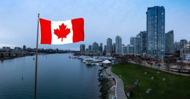 Kanada Bayrağı. Vancouver şehir merkezi, British Columbia, Kanada. Günbatımının mavi saatinde False Creek 'teki Modern Şehir Binalarının Güzel Hava Panoramik Manzarası. Panorama
