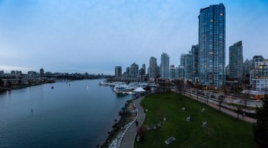 Vancouver şehir merkezi, British Columbia, Kanada. Günbatımının mavi saatinde False Creek 'teki Modern Şehir Binalarının Güzel Hava Panoramik Manzarası. Panorama