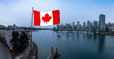 Kanada Bayrağı. Vancouver şehir merkezi, British Columbia, Kanada. Günbatımının mavi saatinde False Creek 'teki Modern Şehir Binalarının Güzel Hava Panoramik Manzarası. Panorama