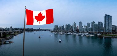 Kanada Bayrağı. Vancouver şehir merkezi, British Columbia, Kanada. Günbatımının mavi saatinde False Creek 'teki Modern Şehir Binalarının Güzel Hava Panoramik Manzarası. Panorama