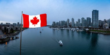 Kanada Bayrağı. Vancouver şehir merkezi, British Columbia, Kanada. Günbatımının mavi saatinde False Creek 'teki Modern Şehir Binalarının Güzel Hava Panoramik Manzarası. Panorama