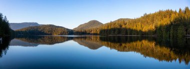 Gün batımında Kanada Dağ Manzarası ile çevrili güzel ve panoramik bir göl manzarası. White Pine Beach, Port Moody, Vancouver, British Columbia, Kanada 'da çekilmiş. Panorama