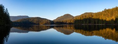 Gün batımında Kanada Dağ Manzarası ile çevrili güzel ve panoramik bir göl manzarası. White Pine Beach, Port Moody, Vancouver, British Columbia, Kanada 'da çekilmiş. Panorama