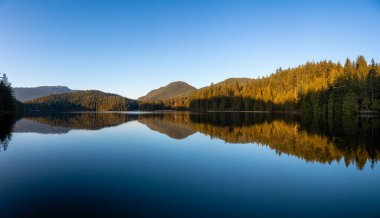 Gün batımında Kanada Dağ Manzarası ile çevrili güzel ve panoramik bir göl manzarası. White Pine Beach, Port Moody, Vancouver, British Columbia, Kanada 'da çekilmiş. Panorama