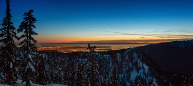 Renkli ve canlı kış günbatımında arka planda şehirle birlikte Kanada Doğa Alanı taze beyaz karla kaplıydı. Seymour Dağı, Kuzey Vancouver, British Columbia, Kanada 'da çekildi. Panorama