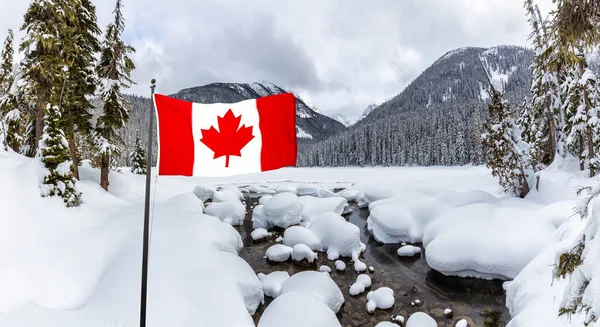 Nationell Flagga Vackra Panoramic Canadian Mountain Landscape View White Puffy — Stockfoto