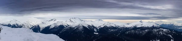 曇った日没前の冬の夜の間の黒いタスクの美しい景色 空中カナダの山の風景 カナダ ブリティッシュコロンビア州ウィスラー出身 パノラマ — ストック写真