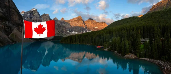 Bela Vista Panorâmica Lugar Famoso Icônico Moraine Lake Durante Nascer — Fotografia de Stock