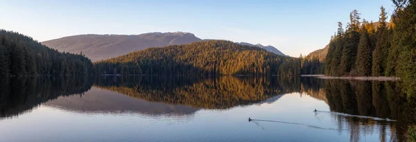 캐나다 풍경으로 뒤덮인 호수의 아름답고 아름다운 파노라마같은 이해가질 무렵이었다 캐나다 — 스톡 사진