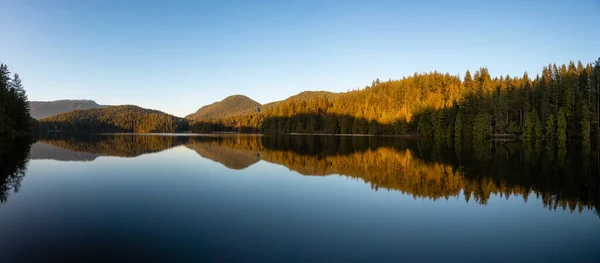 Gyönyörű Élénk Panoráma Nyílik Tóra Körülvett Kanadai Hegyi Táj Naplementekor — Stock Fotó