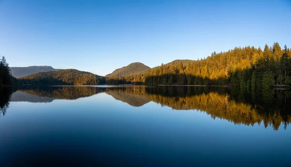 Bela Vibrante Vista Panorâmica Lago Rodeado Por Paisagem Montanhosa Canadense — Fotografia de Stock