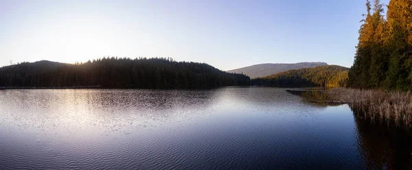 Bela Vibrante Vista Panorâmica Lago Rodeado Por Paisagem Montanhosa Canadense — Fotografia de Stock