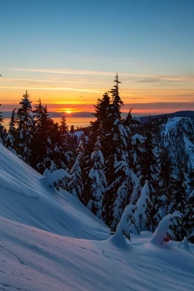 Kanada Doğa Sahası, renkli ve canlı kış günbatımında taze beyaz karla kaplıdır. Seymour Dağı, Kuzey Vancouver, British Columbia, Kanada.