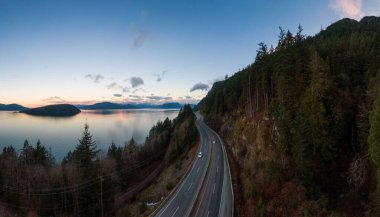 Horseshoe Bay, West Vancouver, British Columbia, Kanada yakınlarındaki Howe Sound 'da Sea' den Sky Hwy 'ye. Kış mevsiminde renkli bir gündoğumu sırasında havadan panoramik manzara. Panorama