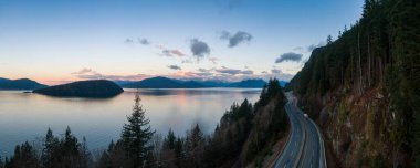 Horseshoe Bay, West Vancouver, British Columbia, Kanada yakınlarındaki Howe Sound 'da Sea' den Sky Hwy 'ye. Kış mevsiminde renkli bir gündoğumu sırasında havadan panoramik manzara. Panorama
