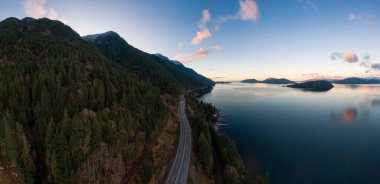 Horseshoe Bay, West Vancouver, British Columbia, Kanada yakınlarındaki Howe Sound 'da Sea' den Sky Hwy 'ye. Kış mevsiminde renkli bir gündoğumu sırasında havadan panoramik manzara. Panorama