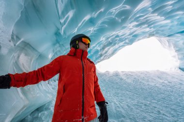 Whistler, British Columbia, Kanada. Blackcomb Dağı 'nın tepesindeki Alplerdeki Güzel Buz Mağarası' nın İçini Keşfeden Maceracı Adam.