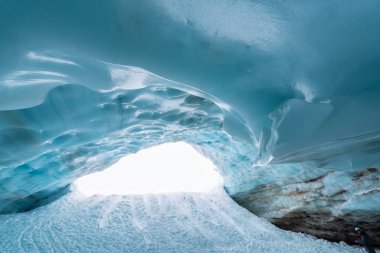 Soğuk bir kış günü buz mağarasında güzel, canlı, mavi renkler. Blackcomb Dağı, Whistler, British Columbia, Kanada 'da çekildi. Doğal Renkli Arkaplan