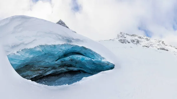 Soğuk Bir Kış Günü Buz Mağarasında Güzel Panoramik Canlı Mavi — Stok fotoğraf