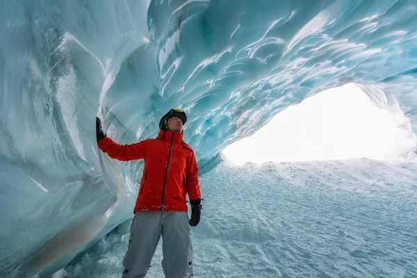 Уистлер Британская Колумбия Канада Человек Паук Изнутри Ледяной Пещеры Вершине — стоковое фото